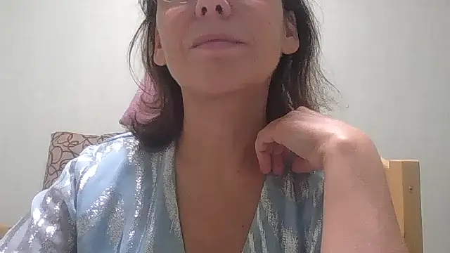 Snapshot of HollyJewel chatting on 10.22.25 HollyJewel online show from 10.22.25