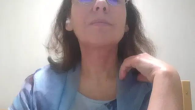 Snapshot of HollyJewel chatting on 11.20.25 HollyJewel online show from 11.20.25