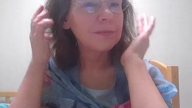 Snapshot of HollyJewel chatting on 11.25.25 HollyJewel online show from 11.25.25