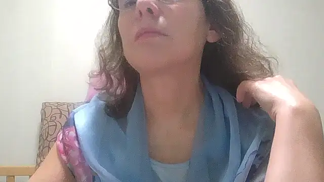 Snapshot of HollyJewel chatting on 11.26.25 HollyJewel online show from 11.26.25