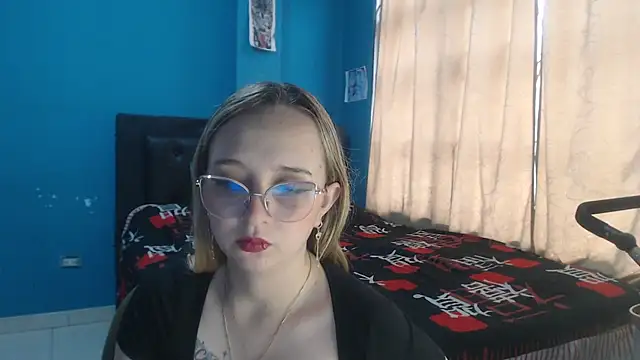 Snapshot of Liaroberts1 chatting on 11.24.25 Liaroberts1 online show from 11.24.25