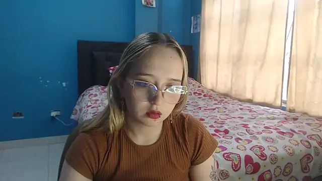 Snapshot of Liaroberts1 chatting on 12.04.25 Liaroberts1 online show from 12.04.25