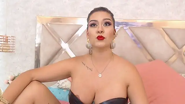 Snapshot of JoannaStanford chatting on 01.05.25 JoannaStanford online show from 01.05.25