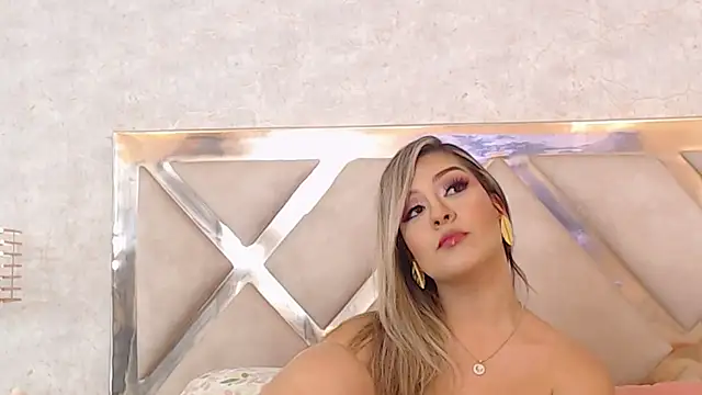 Snapshot of JoannaStanford chatting on 01.07.25 JoannaStanford online show from 01.07.25