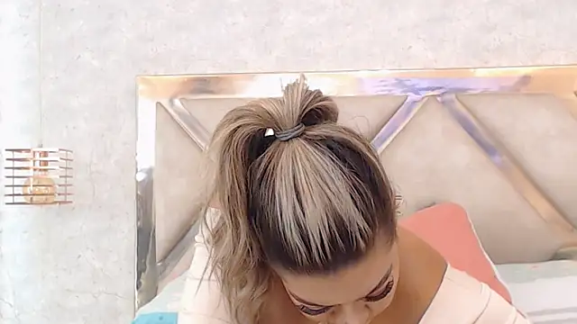 Snapshot of JoannaStanford chatting on 01.11.25 JoannaStanford online show from 01.11.25