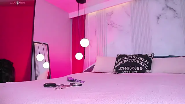 Snapshot of ninaevanss_ chatting on 11.28.25 ninaevanss online show from 11.28.25