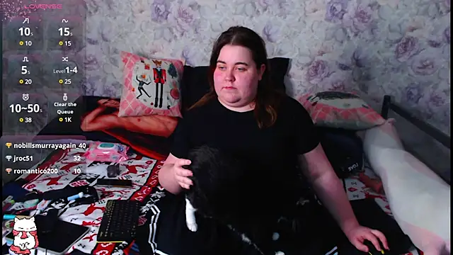 Estelle Hicks online show from 02.12.25