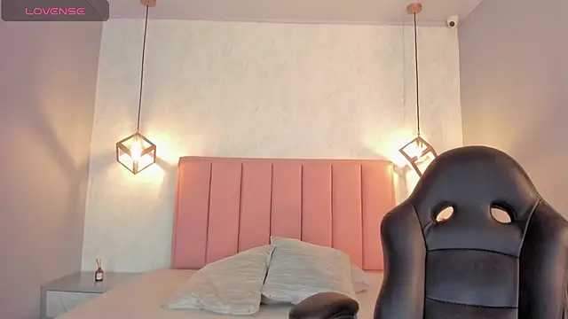 SUNNYCYRUS online show from 10.28.25