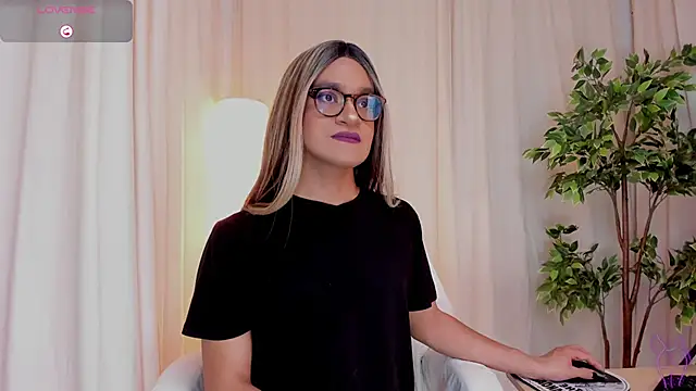 Snapshot of vitta_alfayed chatting on 03.18.25 vitta alfayed online show from 03.18.25