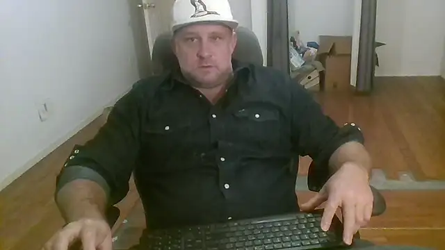 Snapshot of poundyouout69 chatting on 11.26.25 poundyouout69 online show from 11.26.25