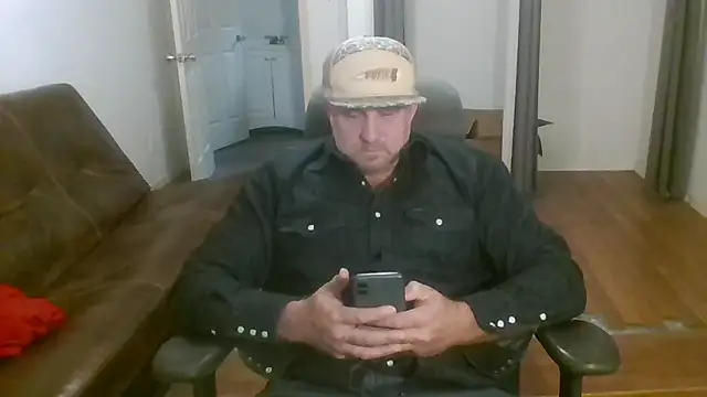 Snapshot of poundyouout69 chatting on 11.30.25 poundyouout69 online show from 11.30.25