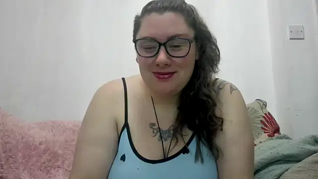 Snapshot of Bustycurves chatting on 12.20.25 Bustycurves online show from 12.20.25