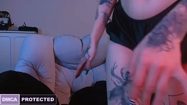 Snapshot of NaughtyLittleFox chatting on 01.28.25 NaughtyLittleFox online show from 01.28.25