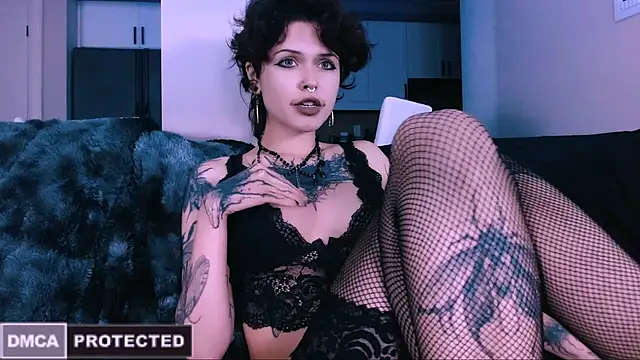 Snapshot of NaughtyLittleFox chatting on 11.06.25 NaughtyLittleFox online show from 11.06.25