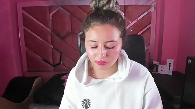 Snapshot of celeste_blue69 chatting on 02.06.25 celeste blue69 online show from 02.06.25