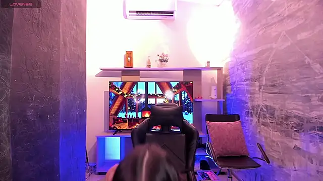 Snapshot of saracaball_ chatting on 12.14.25 saracaball online show from 12.14.25