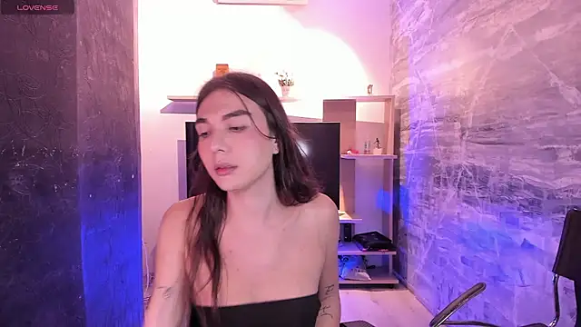 Snapshot of saracaball_ chatting on 12.17.25 saracaball online show from 12.17.25