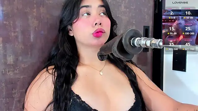 Snapshot of issie_cute chatting on 03.22.25 issie cute online show from 03.22.25