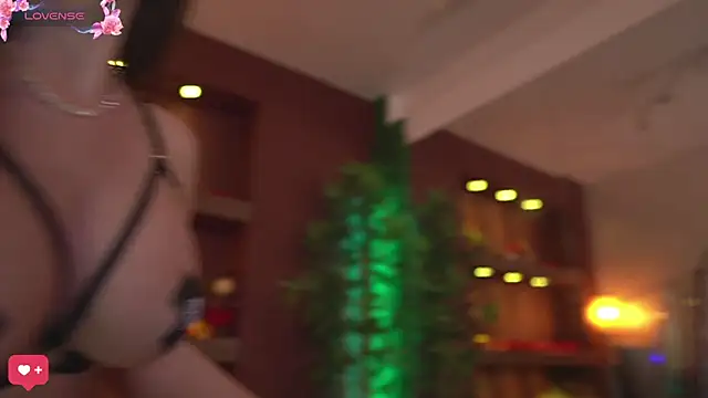 Snapshot of JustinneJade chatting on 12.18.24 JustinneJade online show from 12.18.24