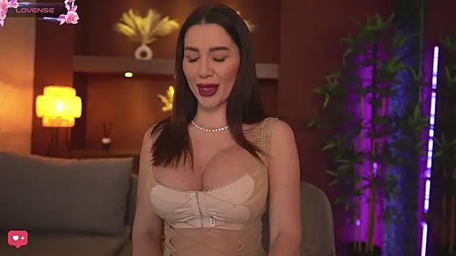 Snapshot of JustinneJade chatting on 03.04.25 JustinneJade online show from 03.04.25