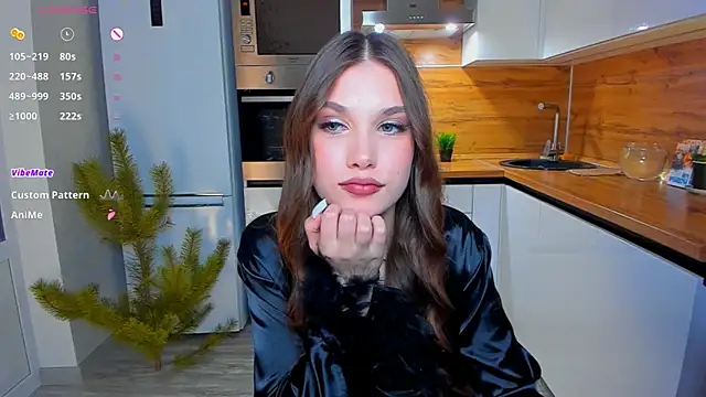 Snapshot of _Eva_Lee chatting on 12.19.24 Eva Lee online show from 12.19.24