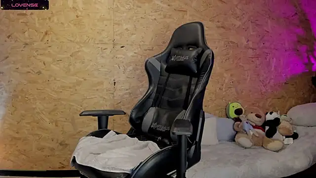 Biancastrongg online show from 02.22.25