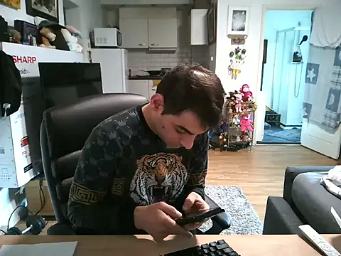 Snapshot of mihaimichael chatting on 12.18.25 mihaimichael online show from 12.18.25