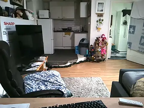 Snapshot of mihaimichael chatting on 12.21.25 mihaimichael online show from 12.21.25