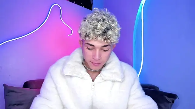 ASHTON REITENBACH01 online show from 12.04.24