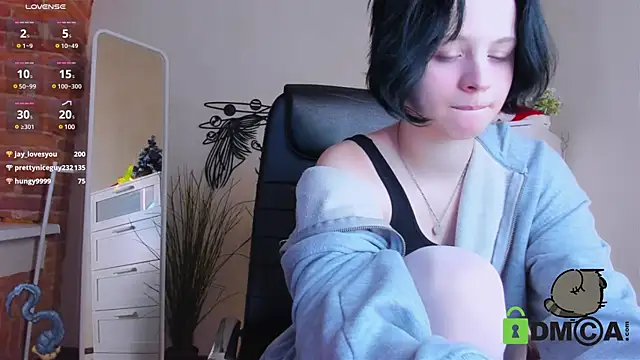 Snapshot of Alina_Mills chatting on 12.17.24 Alina Mills online show from 12.17.24