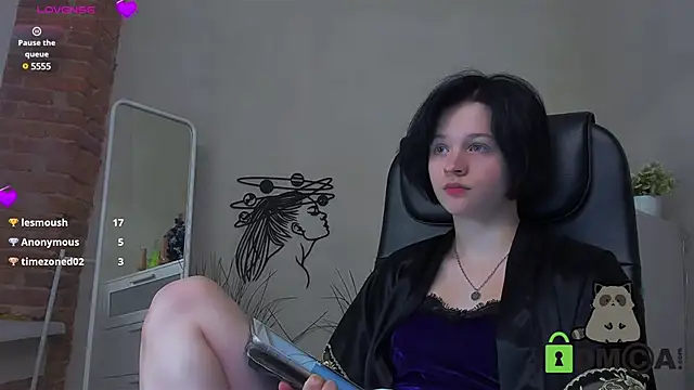 Snapshot of Alina_Mills chatting on 12.18.24 Alina Mills online show from 12.18.24