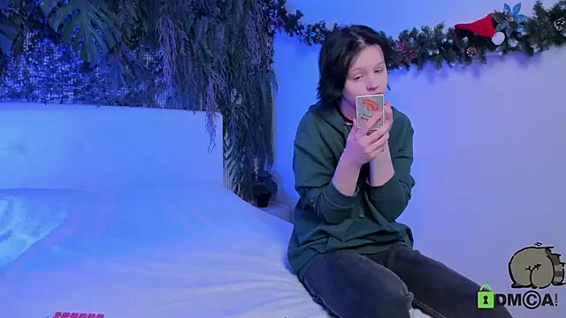 Snapshot of Alina_Mills chatting on 12.27.24 Alina Mills online show from 12.27.24