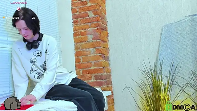 Snapshot of Alina_Mills chatting on 02.28.25 Alina Mills online show from 02.28.25