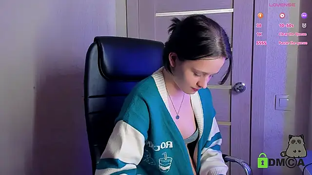 Snapshot of Alina_Mills chatting on 03.13.25 Alina Mills online show from 03.13.25