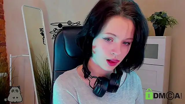 Snapshot of Alina_Mills chatting on 03.20.25 Alina Mills online show from 03.20.25