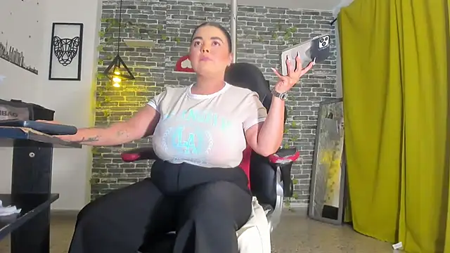 Snapshot of iam_samy_ chatting on 02.04.25 iam samy online show from 02.04.25