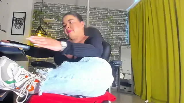 Snapshot of iam_samy_ chatting on 02.20.25 iam samy online show from 02.20.25