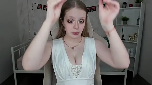 Snapshot of Polly__Cutie chatting on 10.22.25 Polly Cutie online show from 10.22.25