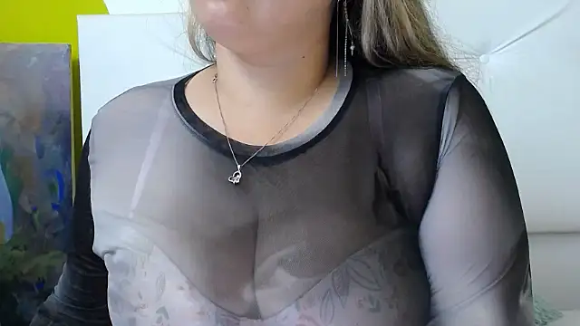 Snapshot of LinaBrowm chatting on 02.12.25 LinaBrowm online show from 02.12.25