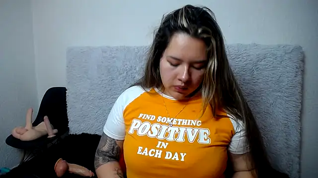 Snapshot of LinaBrowm chatting on 03.05.25 LinaBrowm online show from 03.05.25