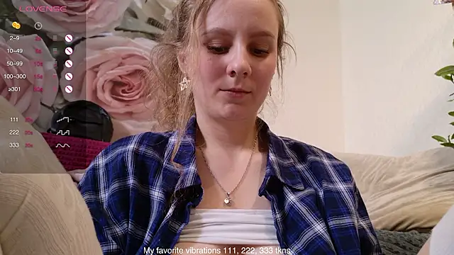 Snapshot of Hot_Thumbelina chatting on 02.20.26 Hot Thumbelina online show from 02.20.26