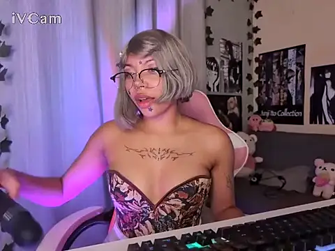 Snapshot of Lenakirbys chatting on 10.11.25 Lenakirbys online show from 10.11.25