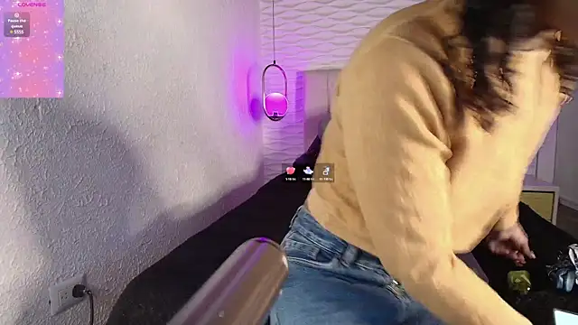 Snapshot of sarah_banks1 chatting on 03.11.25 sarah banks1 online show from 03.11.25