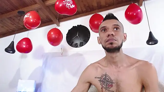 Snapshot of BIGZEHUZ chatting on 02.14.25 BIGZEHUZ online show from 02.14.25