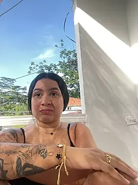 Snapshot of Pretty_Isadora chatting on 01.04.25 Pretty Isadora online show from 01.04.25