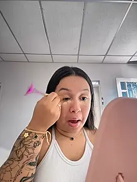 Snapshot of Pretty_Isadora chatting on 02.01.25 Pretty Isadora online show from 02.01.25