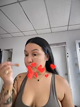 Snapshot of Pretty_Isadora chatting on 02.05.25 Pretty Isadora online show from 02.05.25