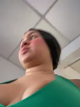 Snapshot of Pretty_Isadora chatting on 02.13.25 Pretty Isadora online show from 02.13.25