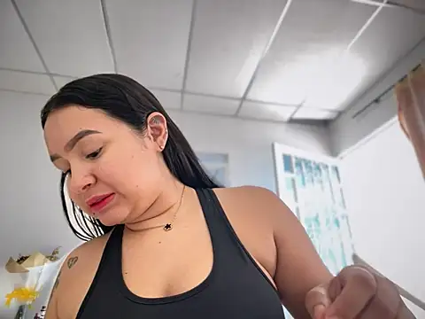 Snapshot of Pretty_Isadora chatting on 03.08.25 Pretty Isadora online show from 03.08.25