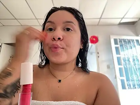 Snapshot of Pretty_Isadora chatting on 03.12.25 Pretty Isadora online show from 03.12.25